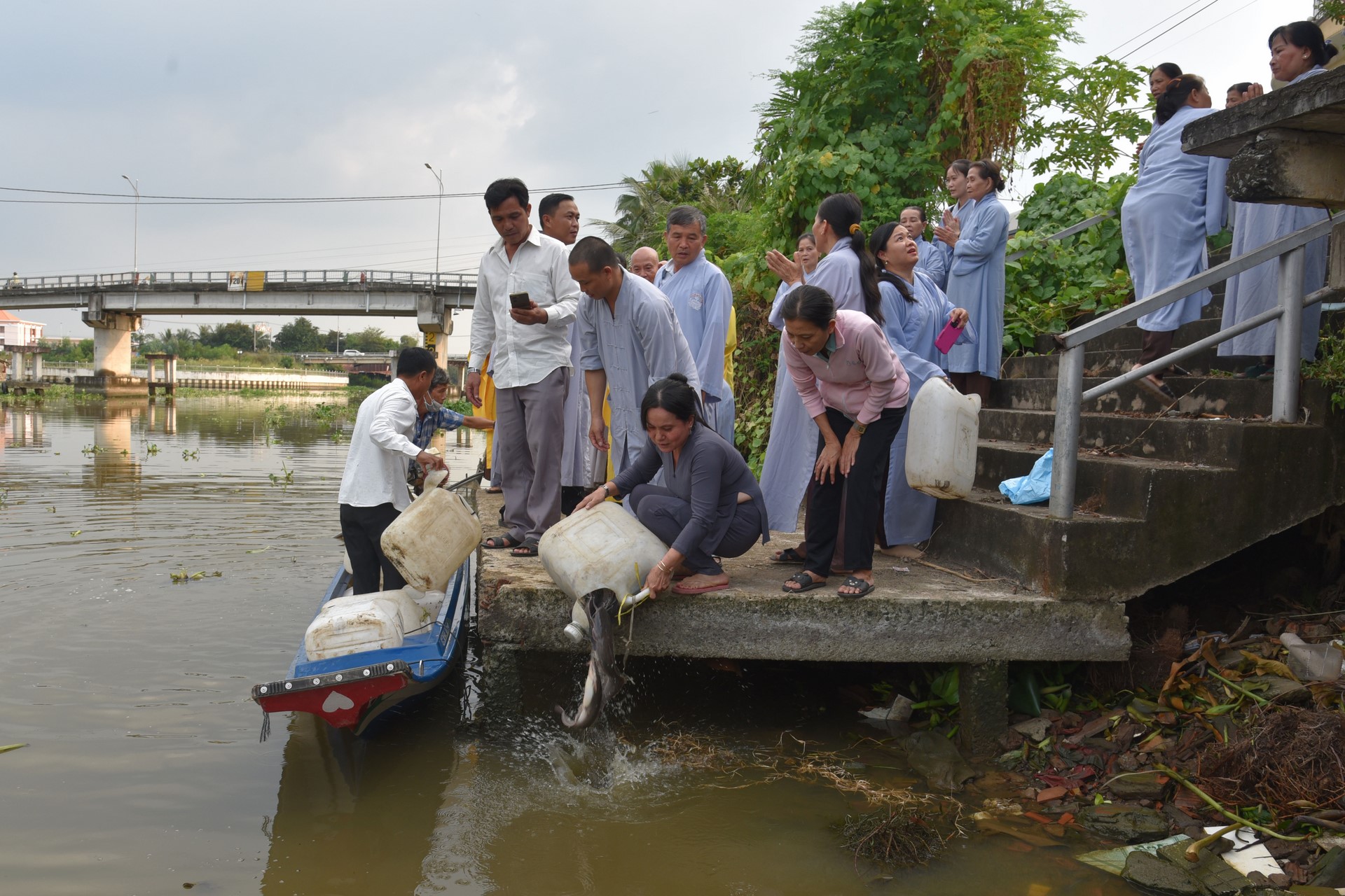 Chanting sutra, releasing creatures to pray for peace in Tan Thanh, Long An by the Charity Board